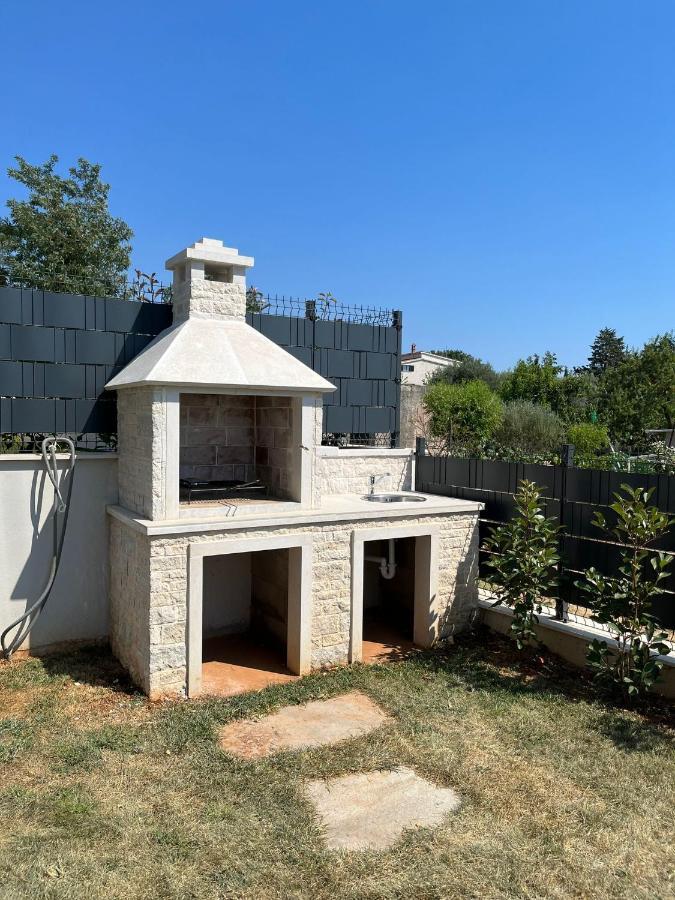 J&N Hill'S Residence With Swimming Pool 메덜린 외부 사진